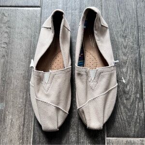New TOMS women’s sz 6.5 grey